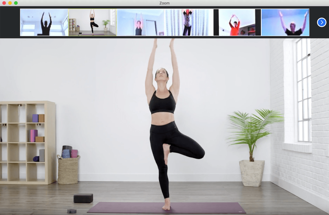Une classe de yoga donnée virtuellement par zoom à des participants pixelisés
